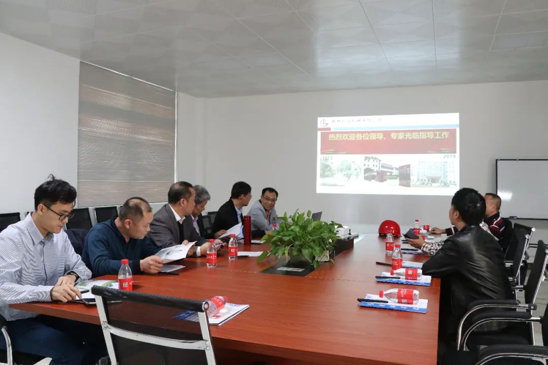 廣(guǎng)西碳酸(suān)鈣産業(ye)區域榮(rong)譽稱号(hao)專家考(kao)評組莅(li)臨桂林(lín)礦機考(kǎo)察調研(yan)