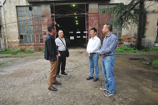 桂林市生态(tài)環境局蔣永(yǒng)光一行到桂(gui)林礦機開展(zhǎn)調研